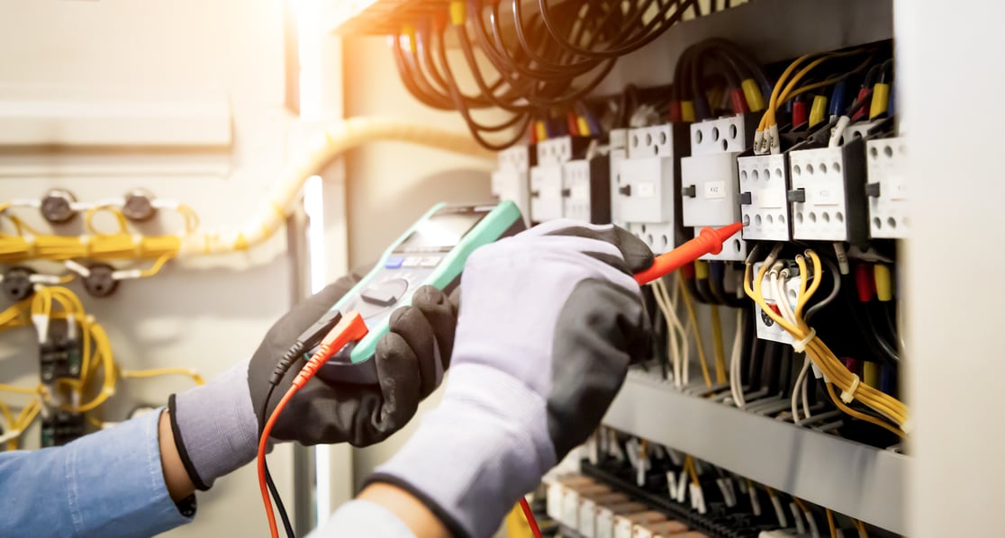 AdobeStock_444563772 Estratégia de Marketing Digital para Prestadores de Serviços Elétricos: Como a Power Surge Gerou 733 Conversões